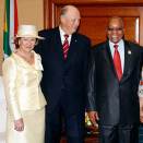 Etter velkomstseremonien, møtte Kong Harald og Dronning Sonja President Jacob Zuma og fru Zuma til samtaler (Foto: Lise Åserud, Scanpix)